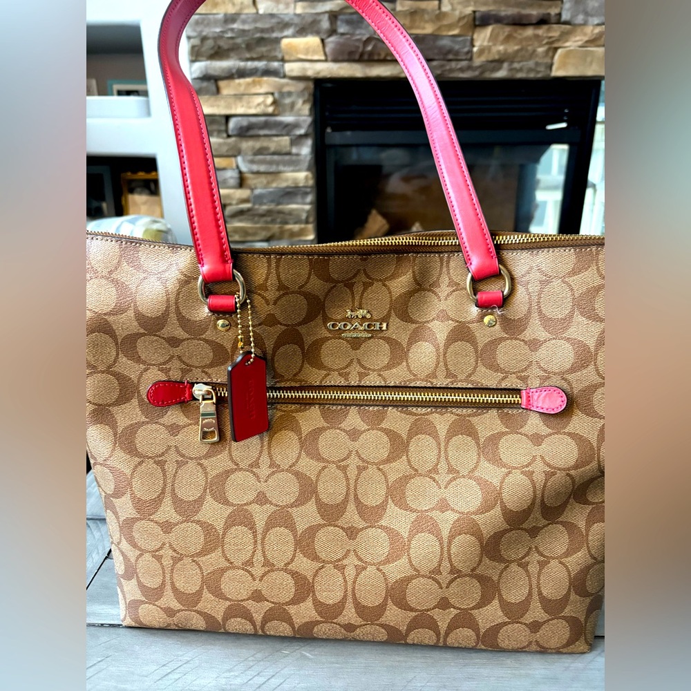 Coach Gallery Signature Tote in Khaki and Poppy